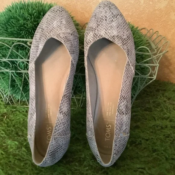 Toms Julie suede snakeskin print slip on flats size 8.5 - Picture 4 of 11